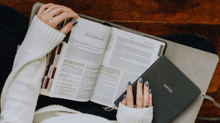 100 Bible Journaling Prompts for Overcoming Fear and Anxiety