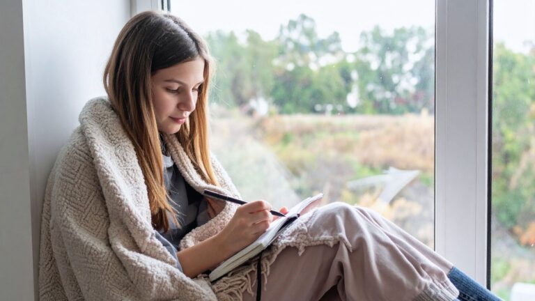 62 End of Year Journal Prompts for Personal Growth and Gratitude